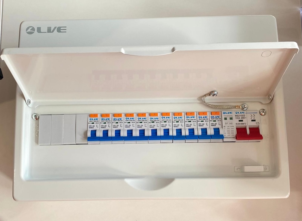 Live Electrical LSMC18M-SP/11RCBO Live Electrical 15 Way SPD Metal Consumer Unit Kit with 11 RCBOs 1