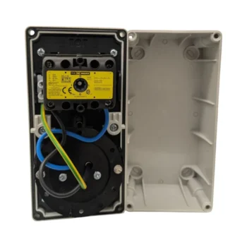 Niglon 16104 16A 230V IP44 Compact Interlocking Switched Socket 2