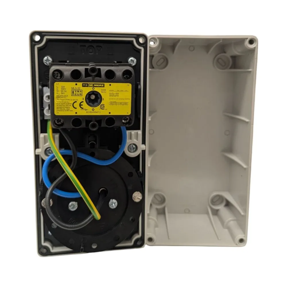 Niglon 16104 16A 230V IP44 Compact Interlocking Switched Socket 2 Niglon 16104 16A 230V IP44 Compact Interlocking Switched Socket 2